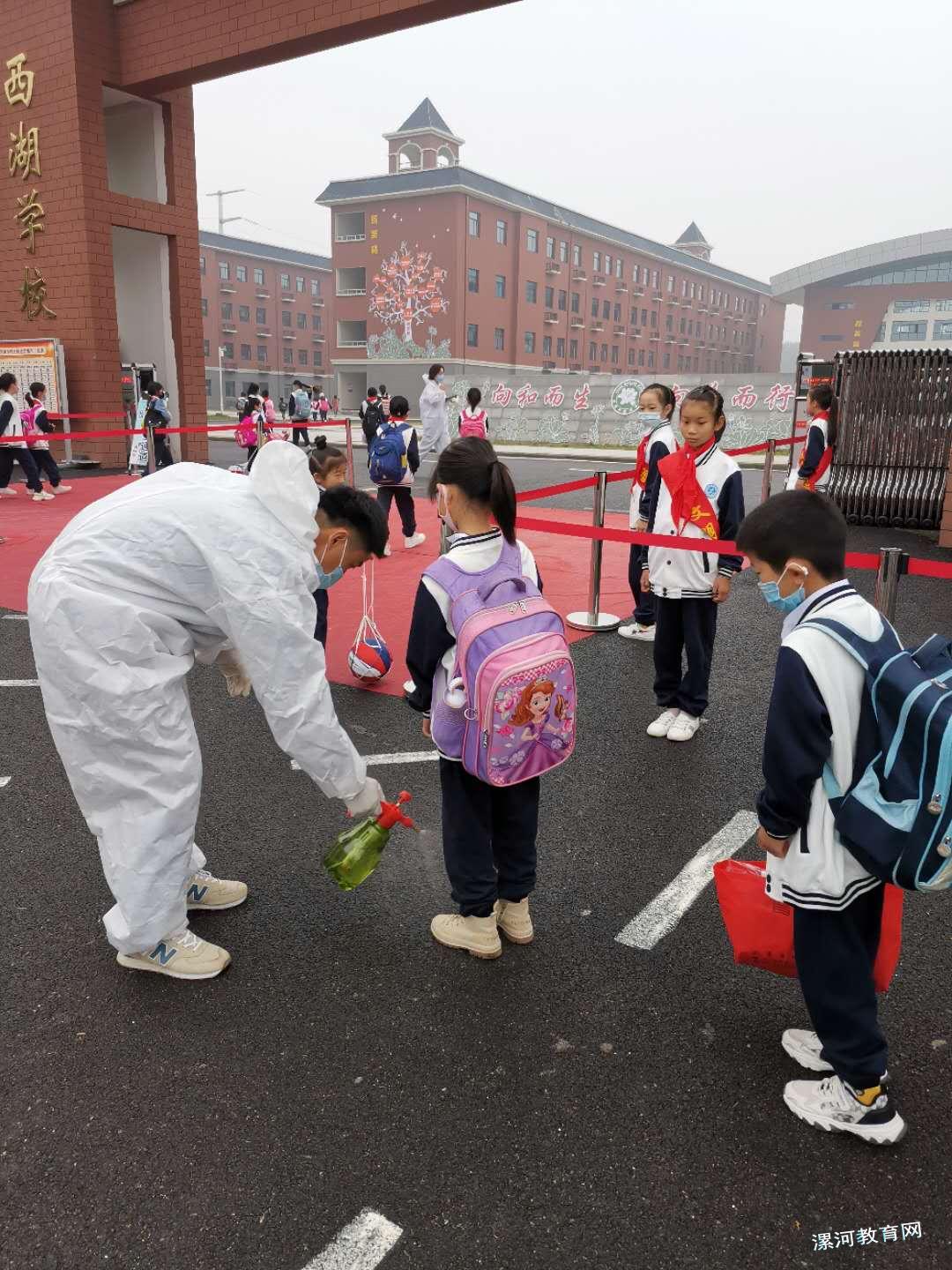 入校消毒.jpg 入校消毒.jpg