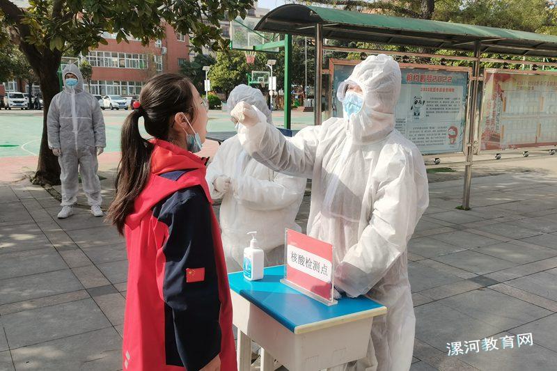 10学生在临时核酸检测点进行核酸检测.jpg