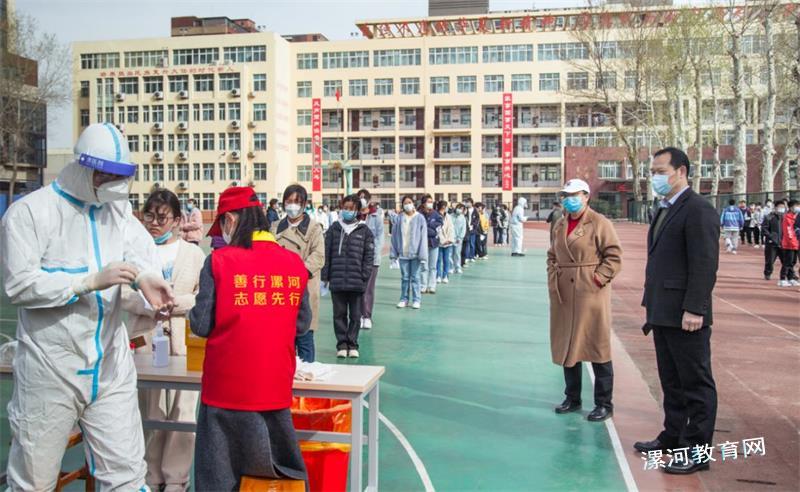 校领导靠前指挥,志愿者做好服务.jpg 校领导靠前指挥,志愿者做好服务.jpg