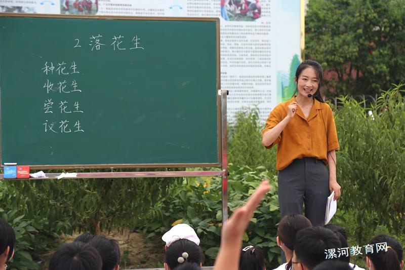 田间地头的生动课堂.jpg