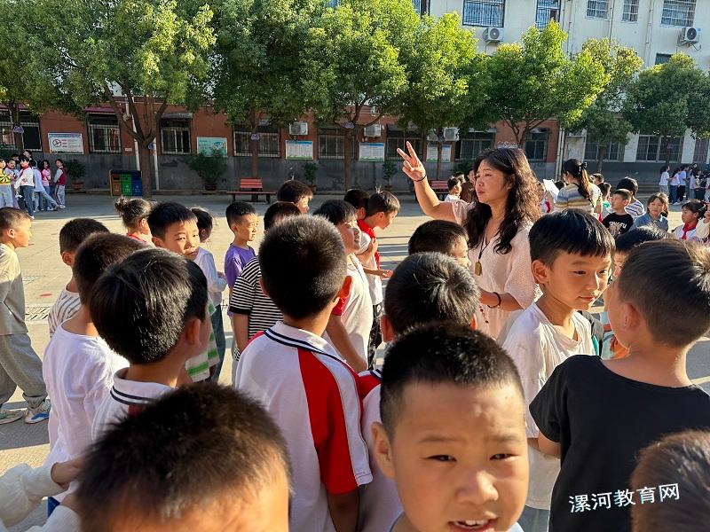 学生到各自心仪的社团.jpg 学生到各自心仪的社团.jpg