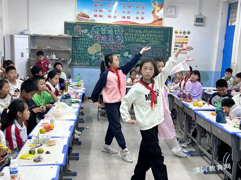 表演节目.jpg 表演节目.jpg