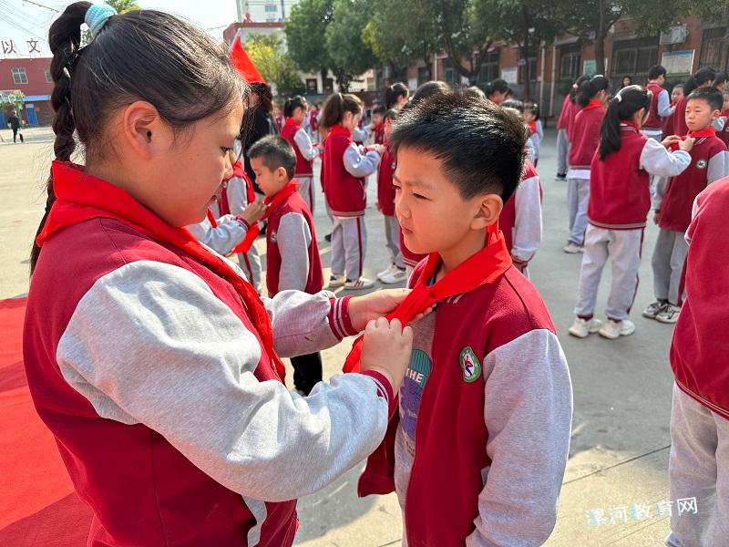 佩戴红领巾.jpg