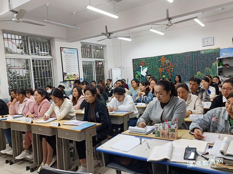 家长认真聆听.jpg 家长认真聆听.jpg