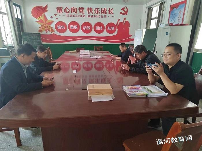 集中参加线上教研活动.jpg 集中参加线上教研活动.jpg