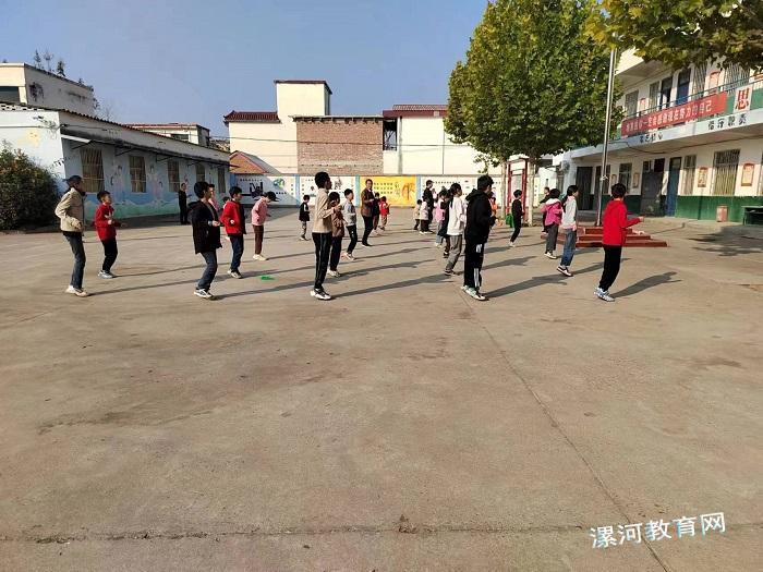 老师和孩子们做跳跃运动.jpg 老师和孩子们做跳跃运动.jpg