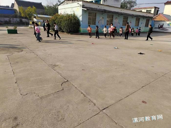 老师带孩子们跑步.jpg 老师带孩子们跑步.jpg