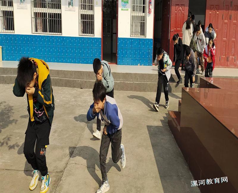 学生弯腰捂鼻撤离安全地带.jpg 学生弯腰捂鼻撤离安全地带.jpg