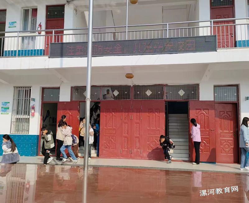 楼层负责人指引学生有序撤离.jpg 楼层负责人指引学生有序撤离.jpg