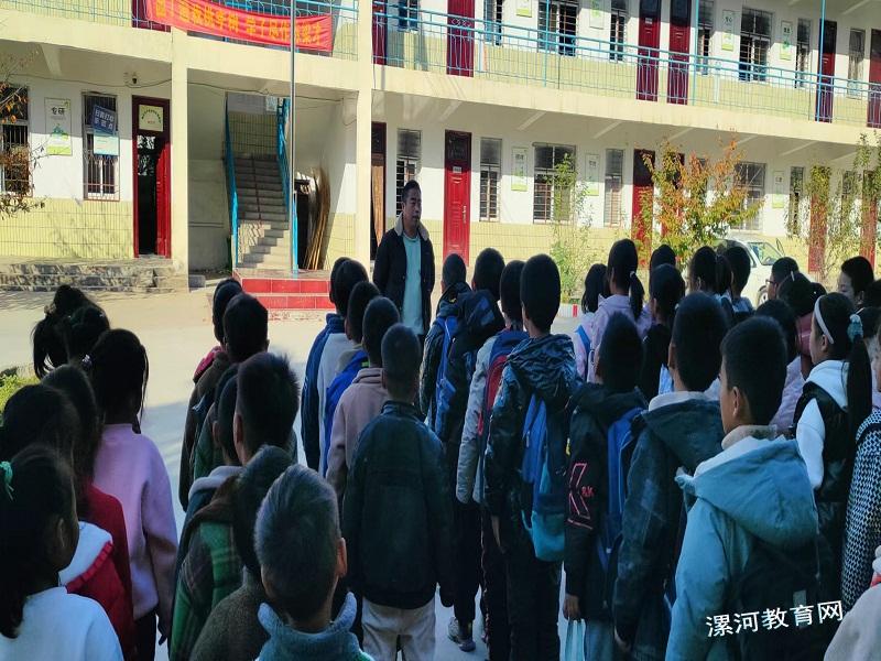 杨校长做安全教育总结.jpg 杨校长做安全教育总结.jpg