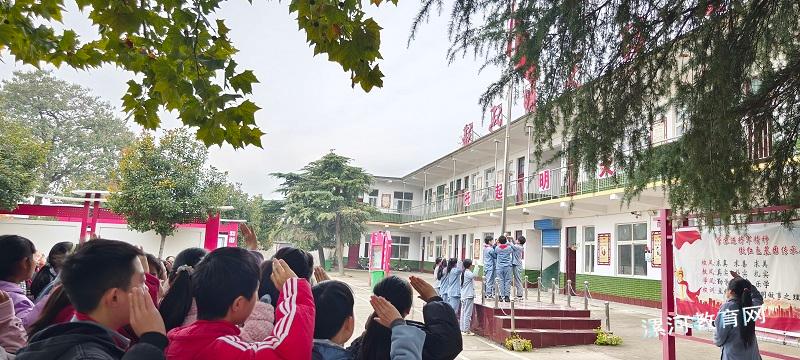 庄严的升旗仪式 .jpg