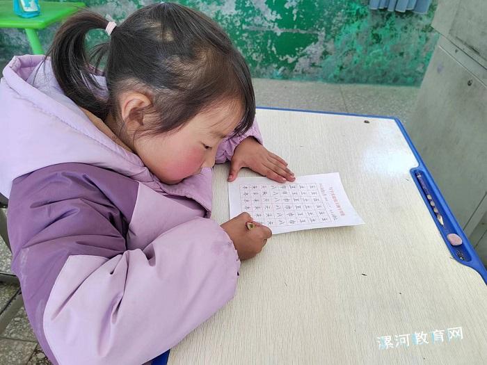 写字从娃娃抓起.jpg 写字从娃娃抓起.jpg