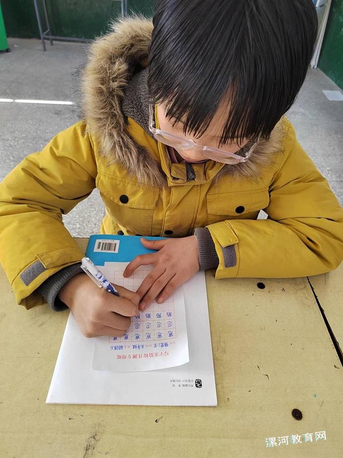 认真书写.jpg 认真书写.jpg