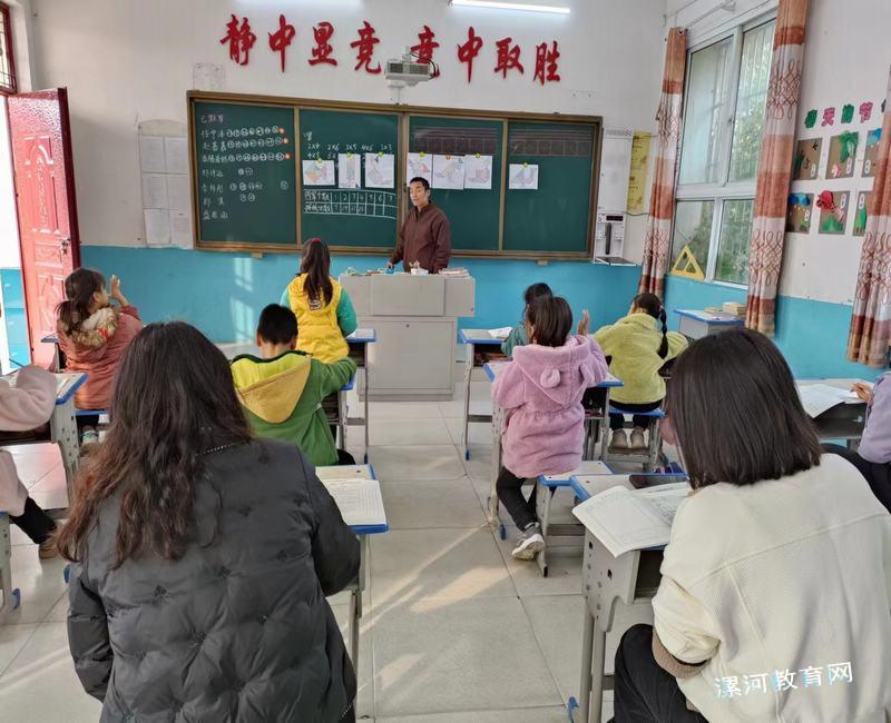 师生互动.jpg 师生互动.jpg