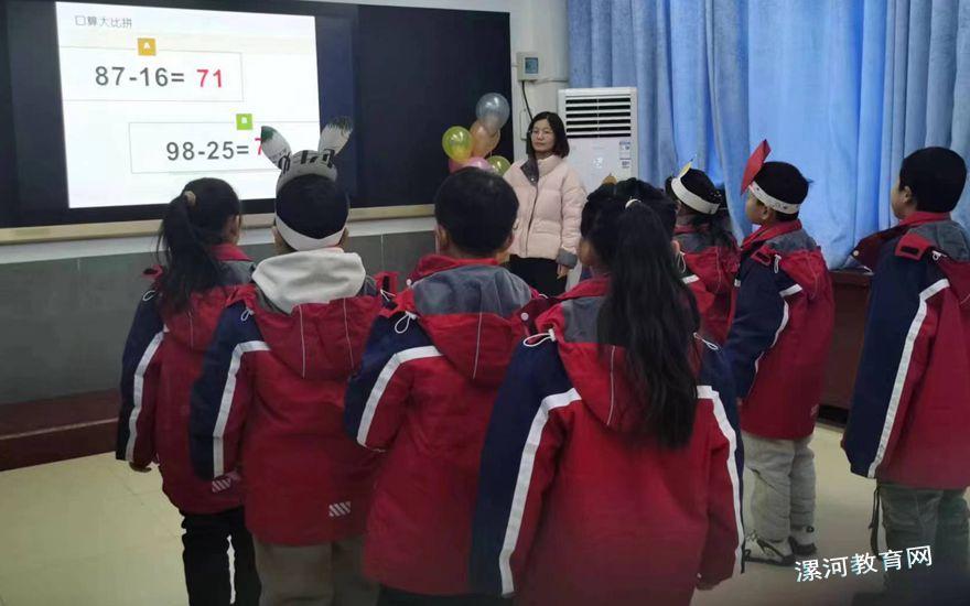 二年级吕瑞丽老师展示速算.jpg 二年级吕瑞丽老师展示速算.jpg