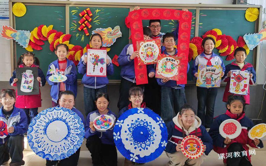 孩子们喜气洋洋亮出自己的作品.jpg 孩子们喜气洋洋亮出自己的作品.jpg