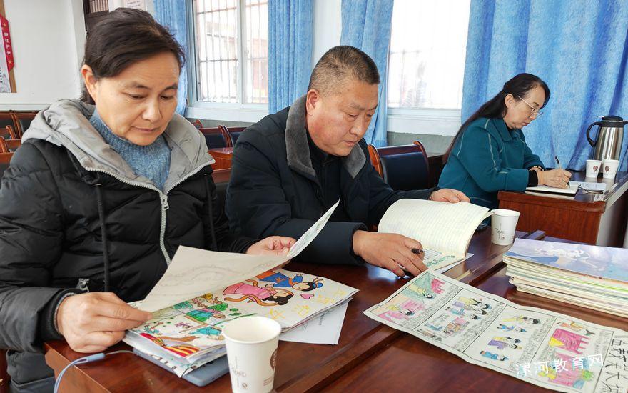 学校领导看学生作品.jpg 学校领导看学生作品.jpg