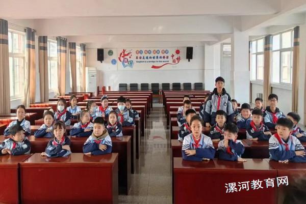 六一班中队长积极发言.jpg 六一班中队长积极发言.jpg