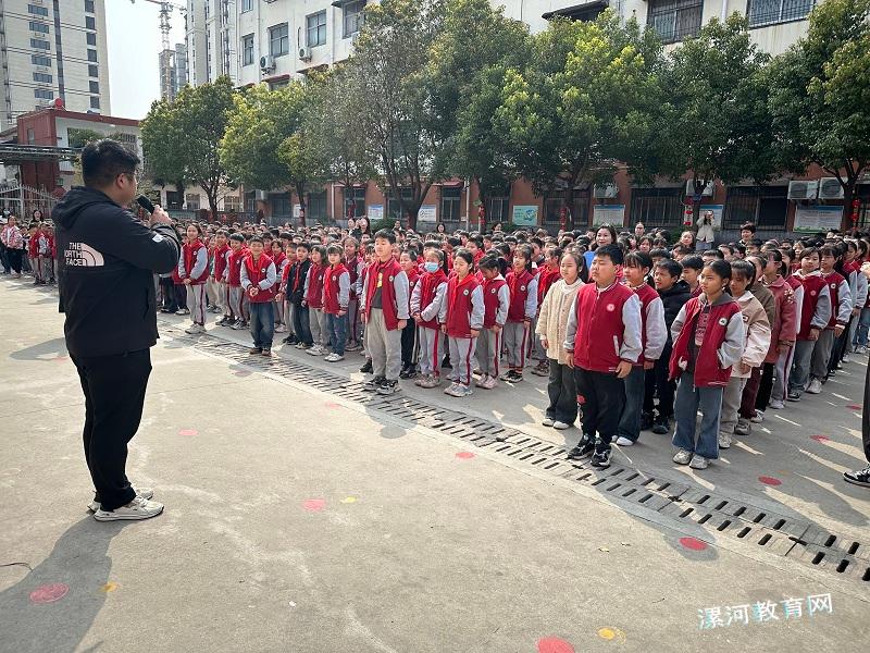 学生集体诵读.jpg 学生集体诵读.jpg