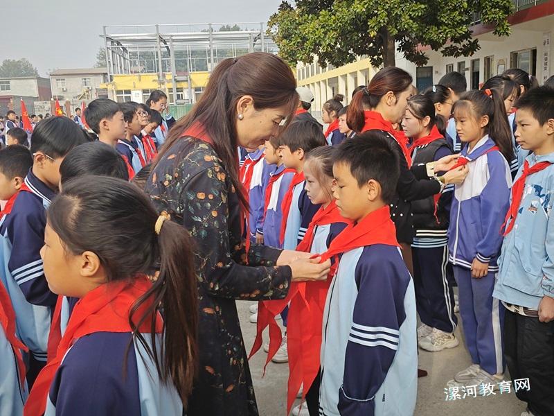 佩戴红领巾.jpg 佩戴红领巾.jpg