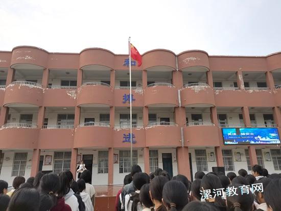 李集镇初级中学举行网络安全主题升旗仪式.jpg 李集镇初级中学举行网络安全主题升旗仪式.jpg