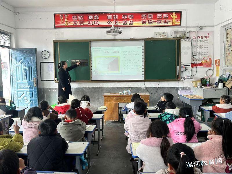 徐爱玲老师进行授课.jpg 徐爱玲老师进行授课.jpg