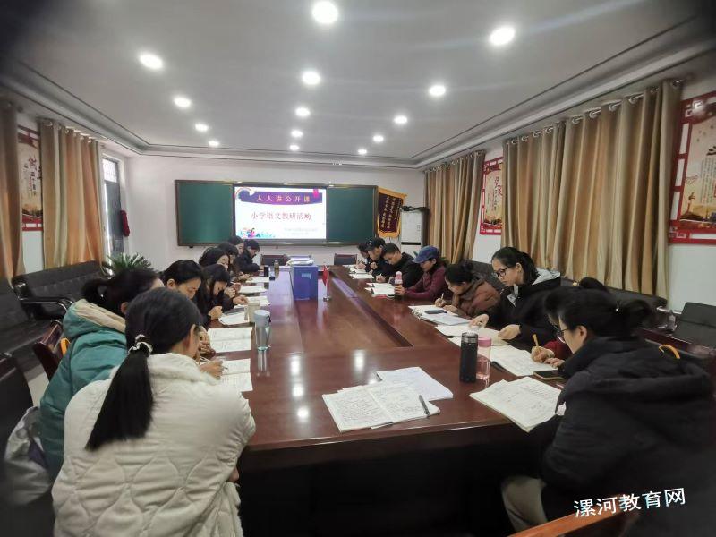 教研组老师积极评课.jpg 教研组老师积极评课.jpg