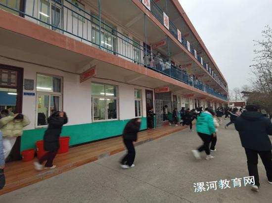 2024.12.9.郾城区李集镇初级中学:防震演练筑安全防线,师生携手护校园平安.jpg 2024.12.9.郾城区李集镇初级中学:防震演练筑安全防线,师生携手护校园平安.jpg