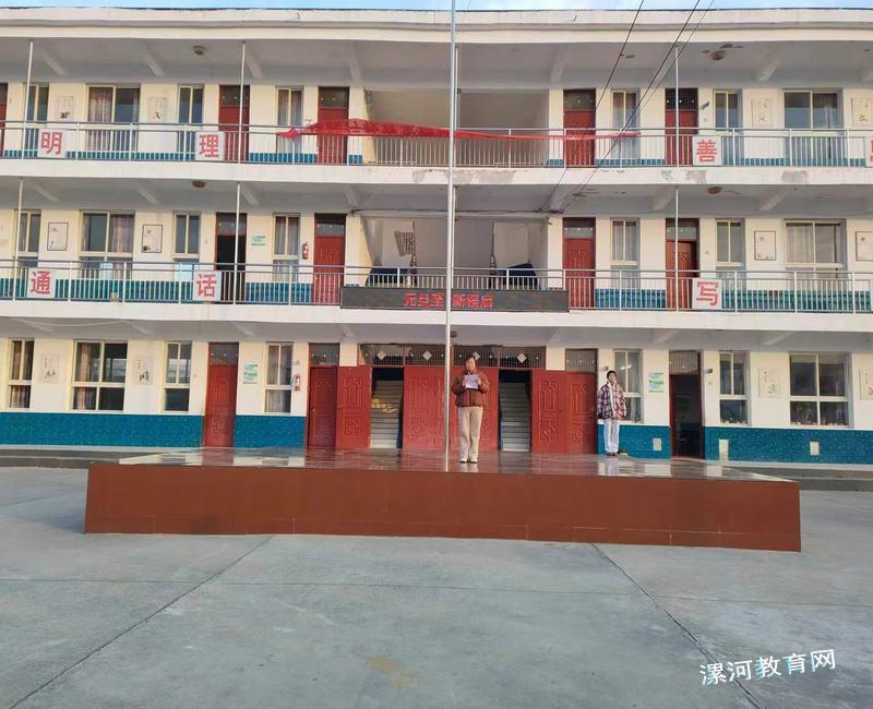 教师代表耿银发言.jpg 教师代表耿银发言.jpg