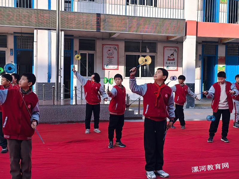 空竹表演.jpg 空竹表演.jpg